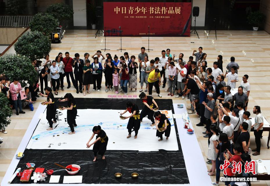 空手と書(shū)道を融合？日本の若者が書(shū)道パフォーマンス披露　河北省