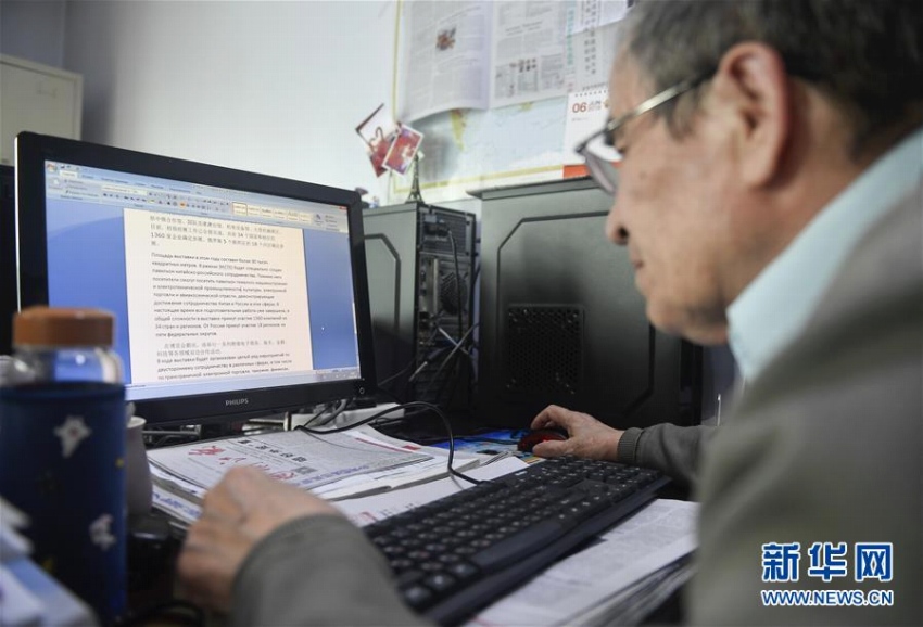 オフィスで編集の仕事を進(jìn)めるアレックさん（6月4日、撮影?許暢）。