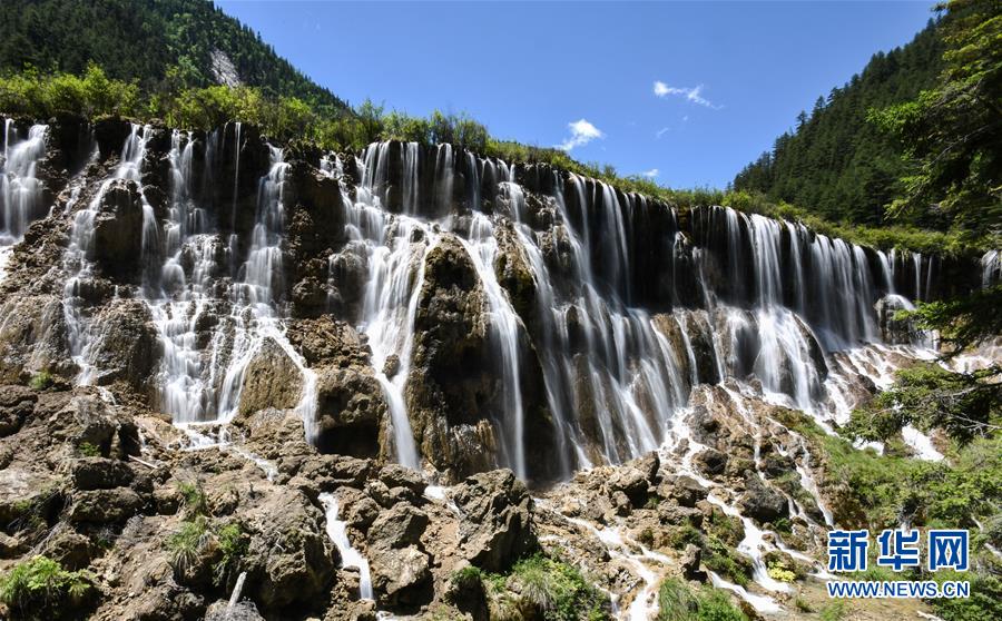 美しく輝く夏の九寨溝