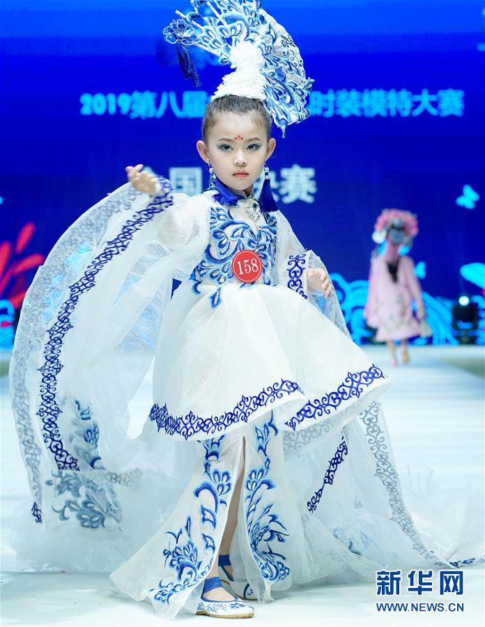 6月8日、コンテストに參加したキッズモデル（撮影?陳建力）。