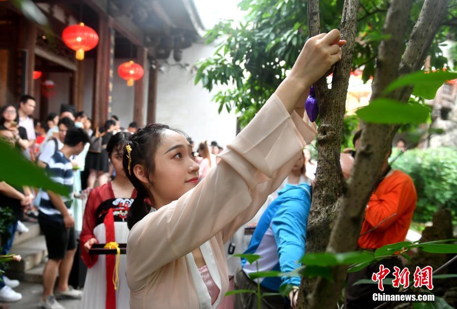 「漢服」姿の女性たちが福州で端午節(jié)の風習を再現(xiàn)　福建省