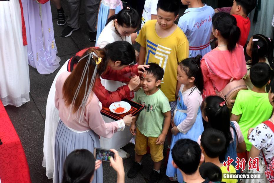「漢服」姿の女性たちが福州で端午節(jié)の風(fēng)習(xí)を再現(xiàn)　福建省
