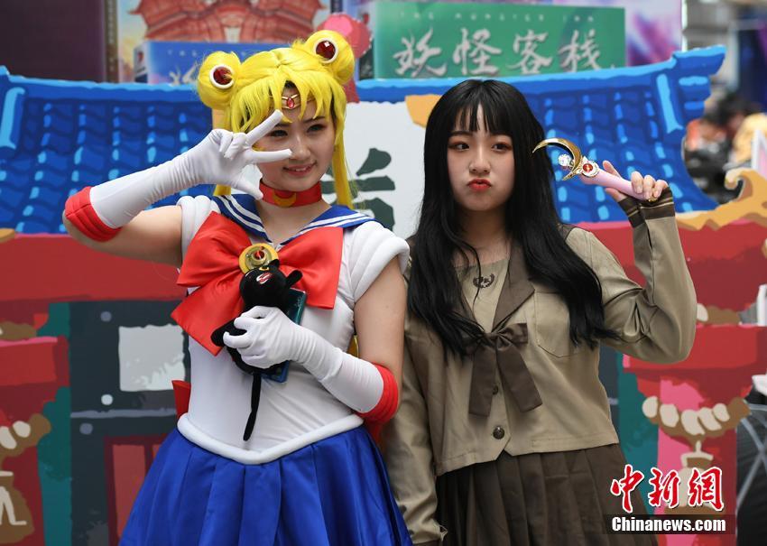 さまざまなアニメや漫畫のキャラクターに扮したコスプレイヤーたち（撮影?張瑤）。 