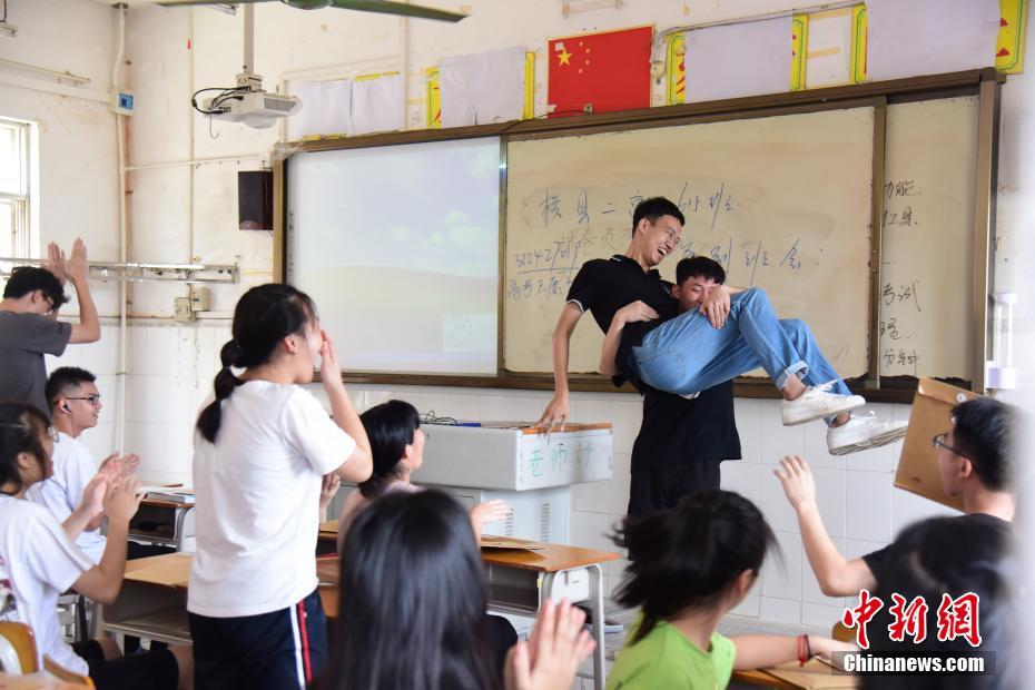 高校3年生のクラスを受け持った若き擔任、「最後のHR」で學(xué)生送り出す