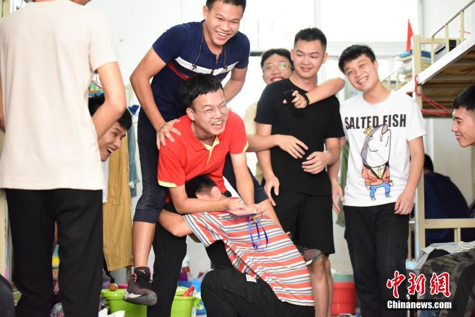 高校3年生のクラスを受け持った若き擔任、「最後のHR」で學生送り出す