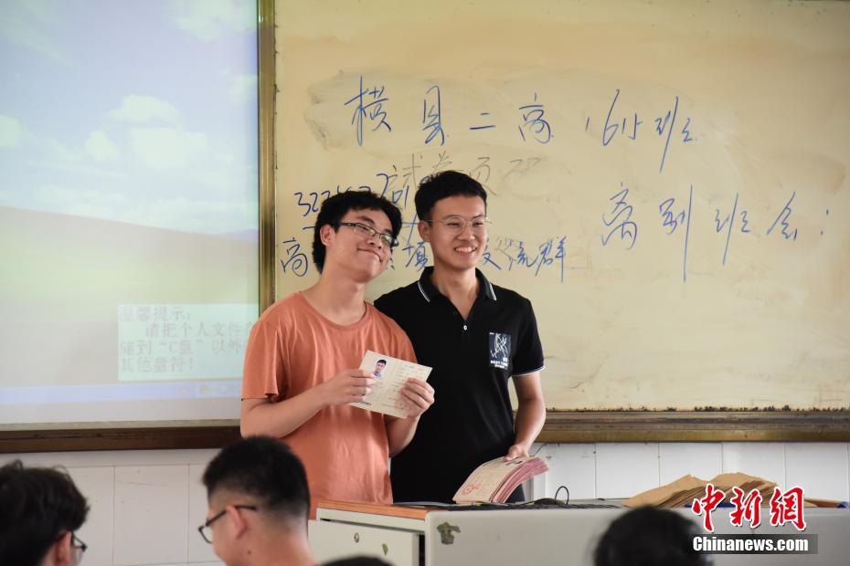 高校3年生のクラスを受け持った若き擔(dān)任、「最後のHR」で學(xué)生送り出す