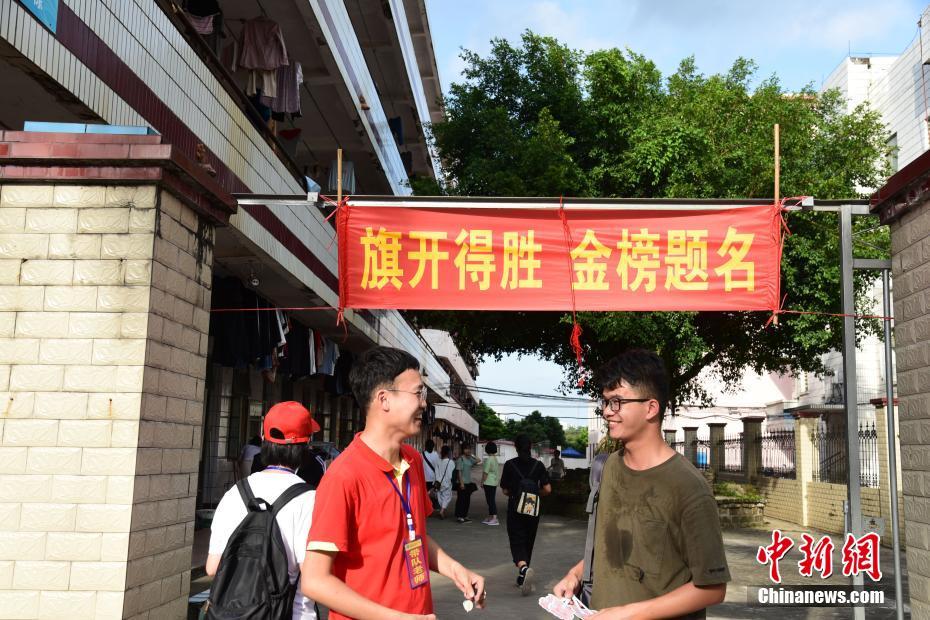 高校3年生のクラスを受け持った若き擔(dān)任、「最後のHR」で學(xué)生送り出す