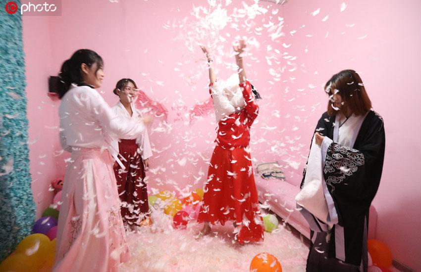 物を壊してイライラ解消！西安で「ストレス発散屋」オープン