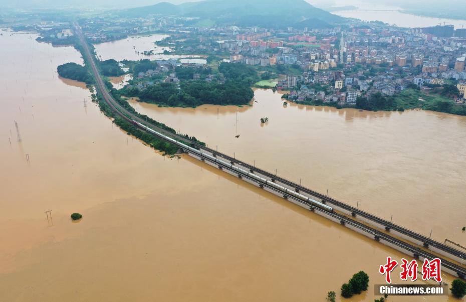 江西の各地で大雨災(zāi)害　空から見た被災(zāi)地の様子