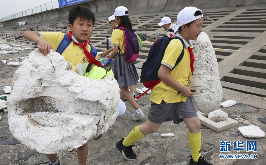 ゴミで作った巨大マッコウクジラで環(huán)境保護(hù)呼びかけ　江蘇省