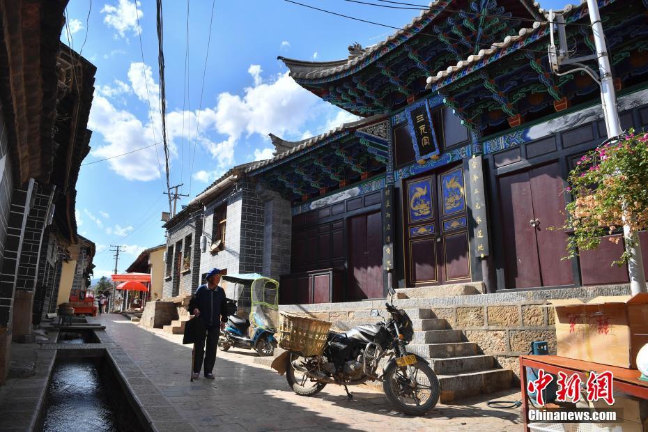 三元宮の入り口を歩く老人（6月5日撮影?劉冉陽(yáng)）。