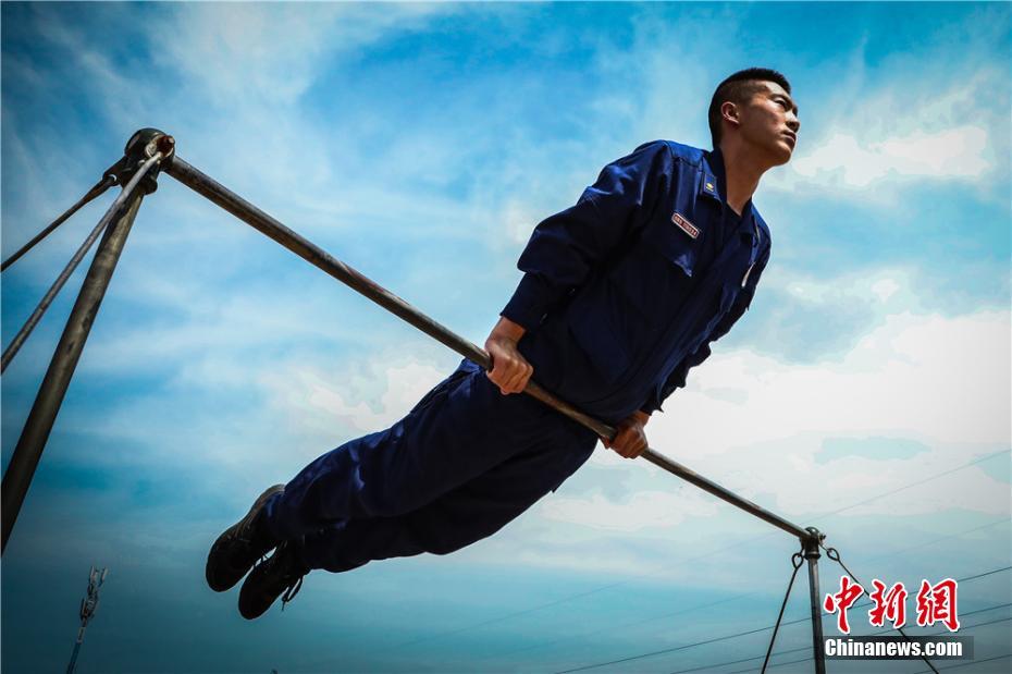 酷暑の中での「極限の訓(xùn)練」で心技體を鍛え上げる森林消防員