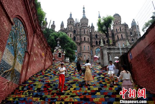 重慶市の街中にヨーロピアンな城が出現(xiàn)？ネットで話題に