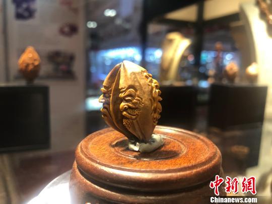 窓まで開けられる驚きのミニチュア彫刻を製作する若い彫刻家