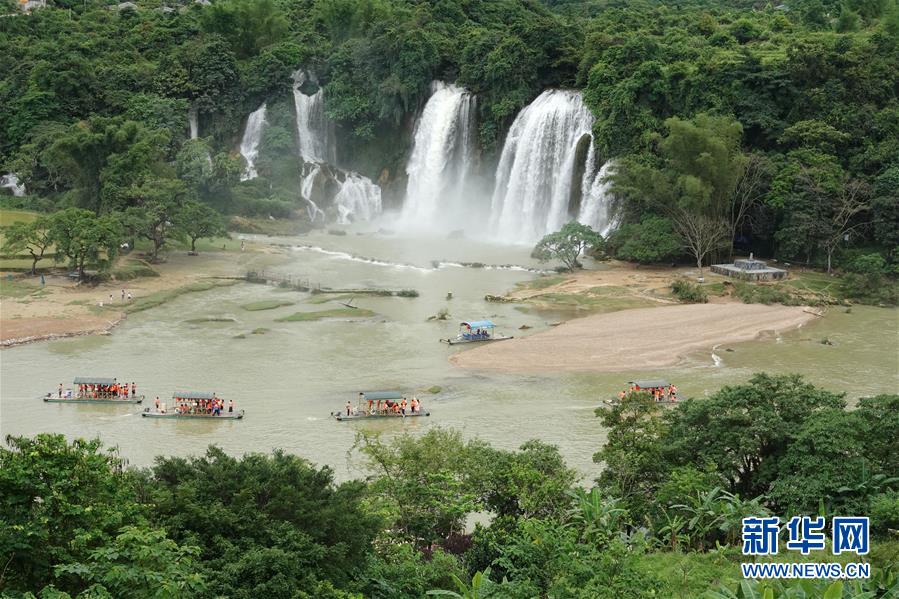 観光シーズン迎えた徳天瀑布　広西崇左