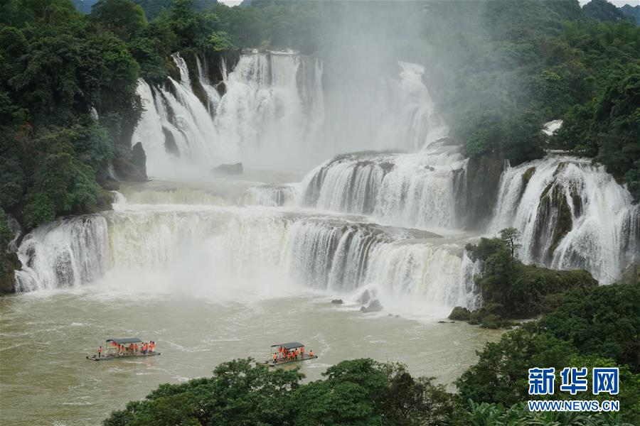 観光シーズン迎えた徳天瀑布　広西崇左