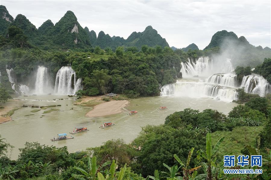 観光シーズン迎えた徳天瀑布　広西崇左