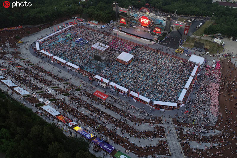 毎年恒例のザリガニフェスティバル、3萬人が40トン平らげる　江蘇省