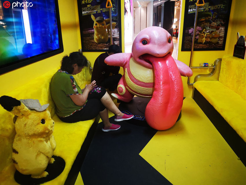 ピカチュウと電車の中でツーショット！重慶でピカチュウテーマ展