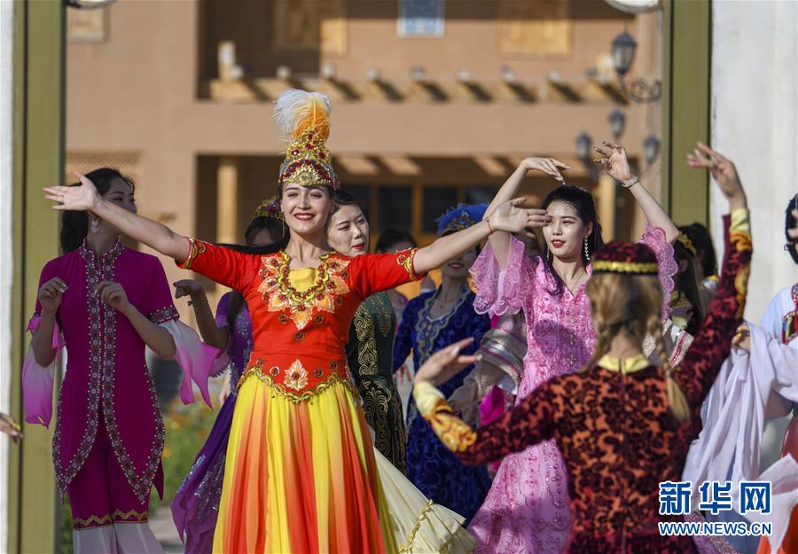 「ミス?インターナショナル」が「香妃」と対面