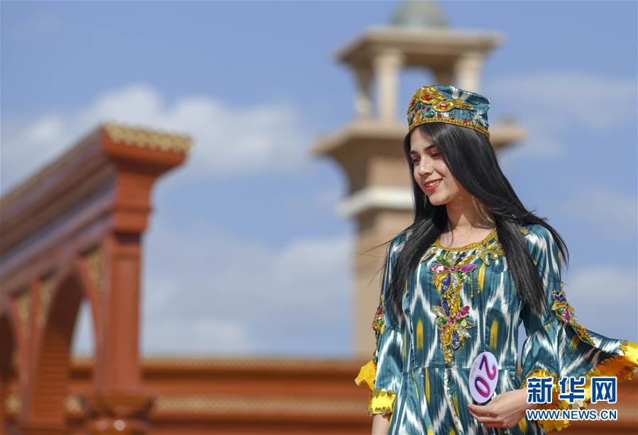 「ミス?インターナショナル」が「香妃」と対面