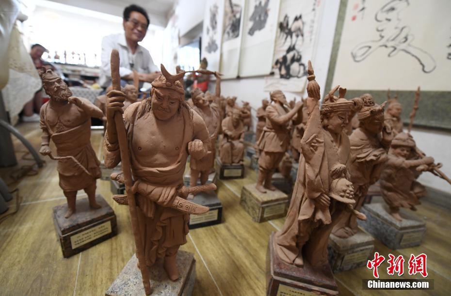 2年の月日かけ、赤土で水滸伝百八星を「復(fù)活」させた甘粛蘭州の高齢男性