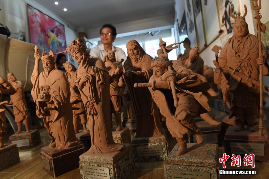 2年の月日かけ、赤土で水滸伝百八星を「復活」させた甘粛蘭州の高齢男性