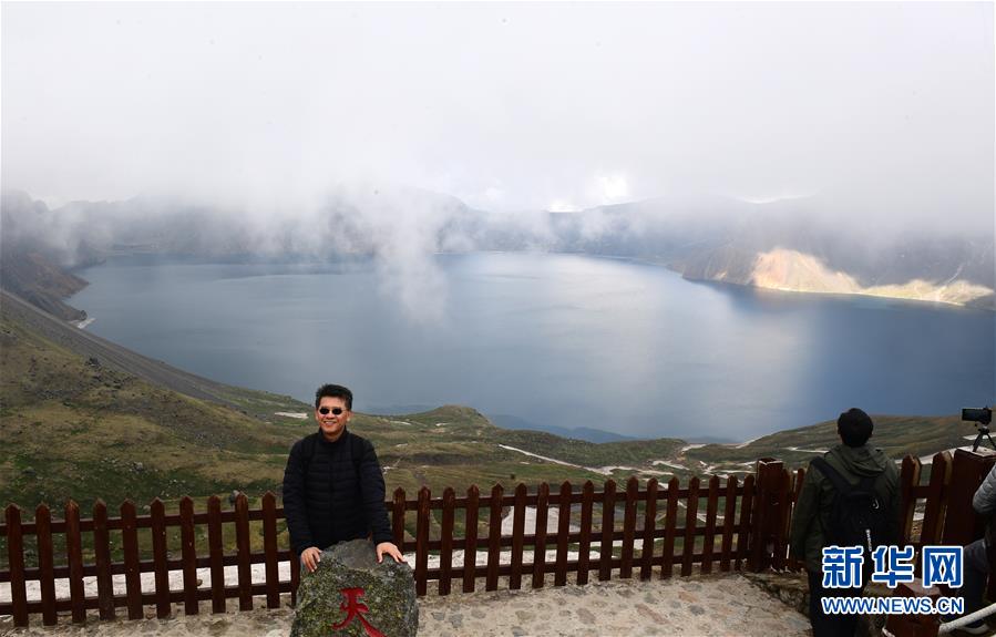 気溫上昇で旅行シーズン迎えた長白山保護區(qū)　吉林省