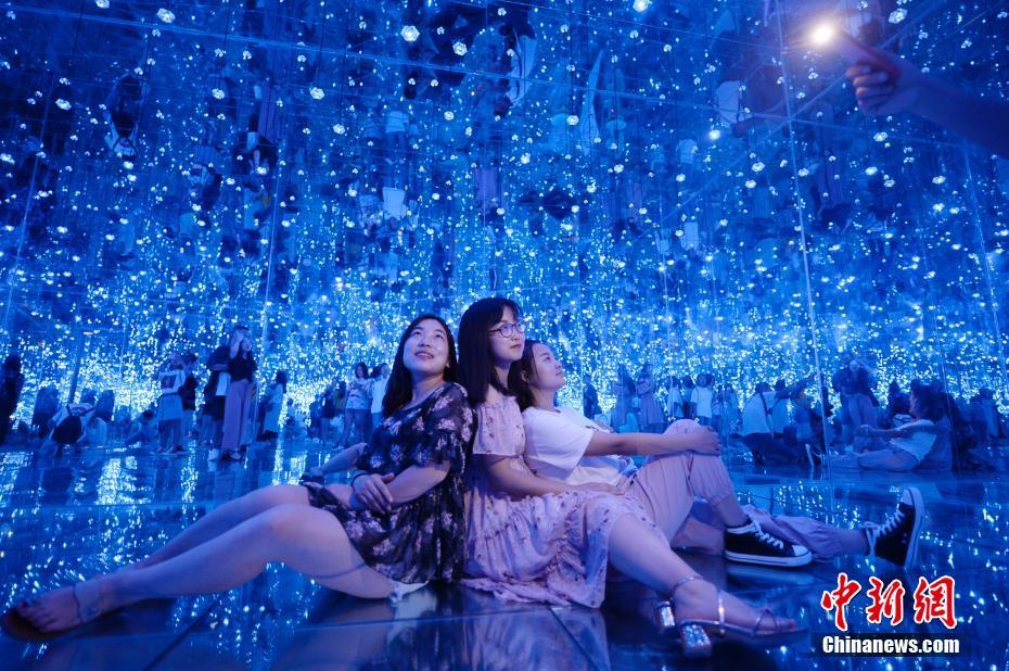 6月15日、「星空博物館」星空を堪能する來館者たち（撮影?劉文華）。 