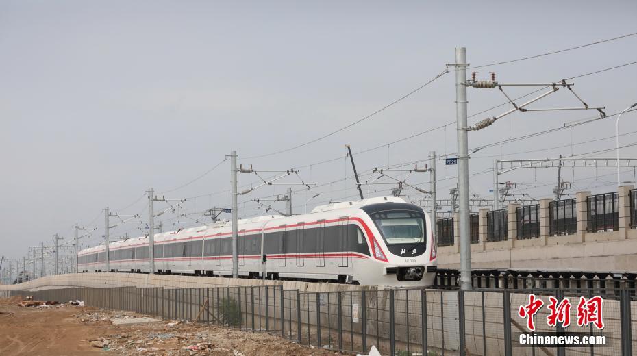 北京新空港線「白鯨號(hào)」が空車で試験走行