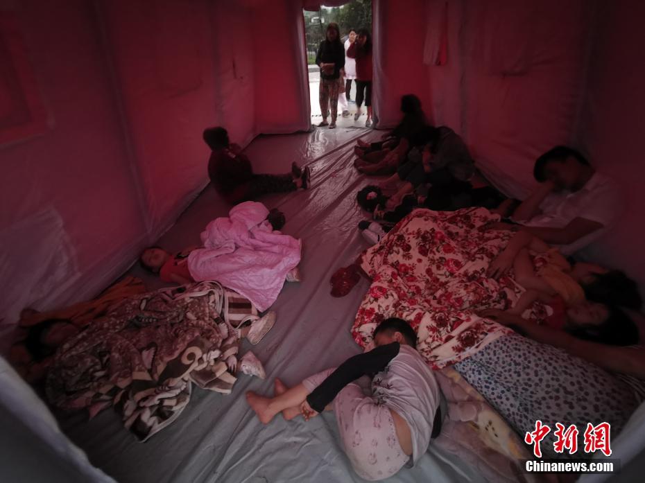 四川省長(zhǎng)寧地震　地震発生から1日目の朝迎えた被災(zāi)者たち