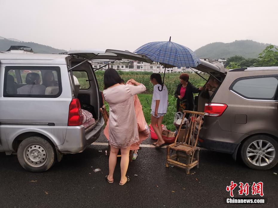 四川省長寧地震　地震発生から1日目の朝迎えた被災(zāi)者たち