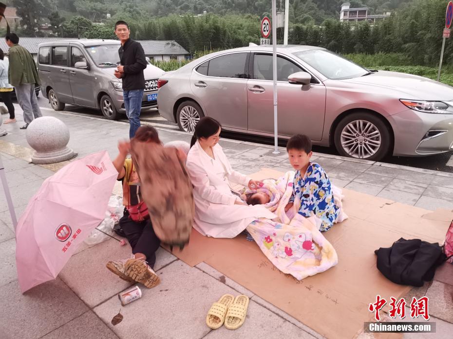 四川省長寧地震　地震発生から1日目の朝迎えた被災(zāi)者たち