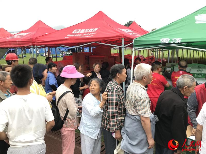 第一陣となる救援物資が避難所に到著　四川長寧地震