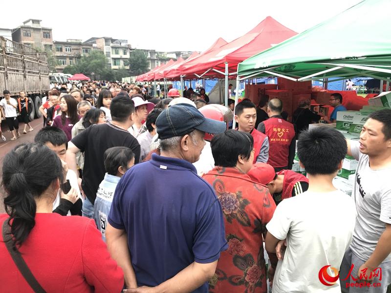 列に並んで救援物資を受け取る被災(zāi)者たち。