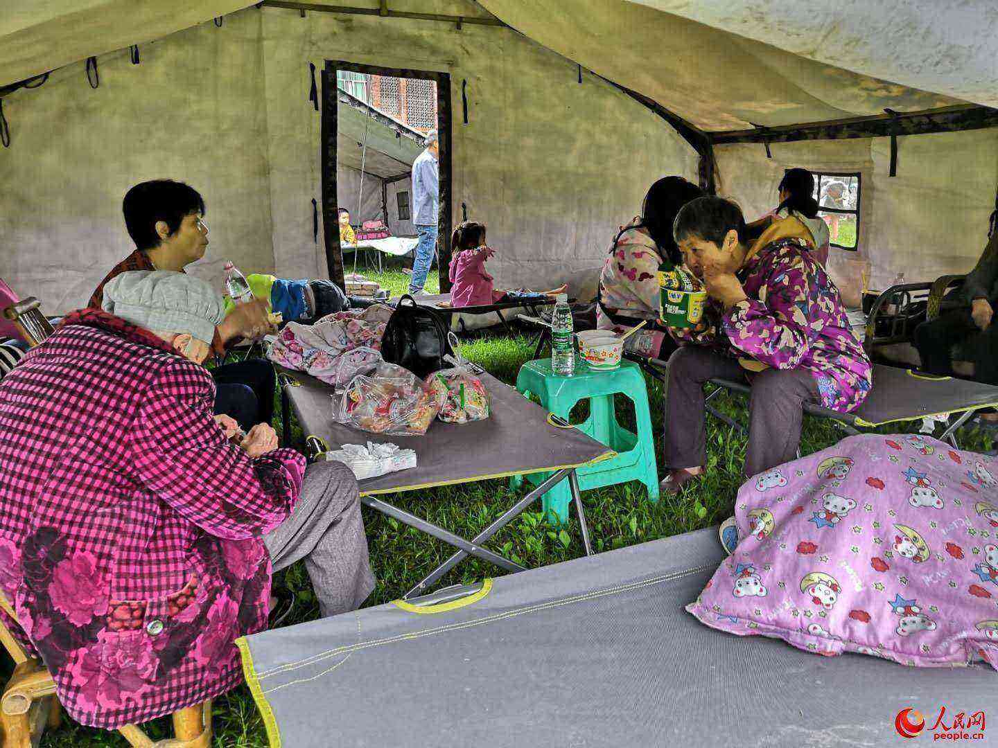 第一陣となる救援物資が避難所に到著　四川長(zhǎng)寧地震