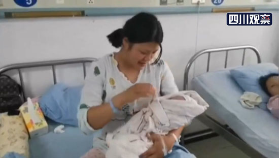 長寧地震後に生まれた1人目の「地震ベビー」（寫真提供?四川電視臺ニュースセンター?四川観察）。 