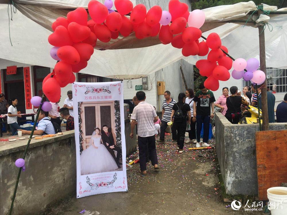 四川長寧地震の被災(zāi)地で結(jié)婚式