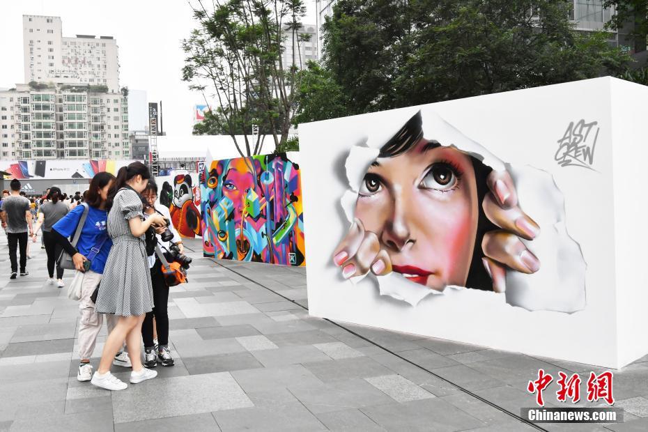 成都の街中にユニークなグラフィティアート登場(chǎng)　四川省