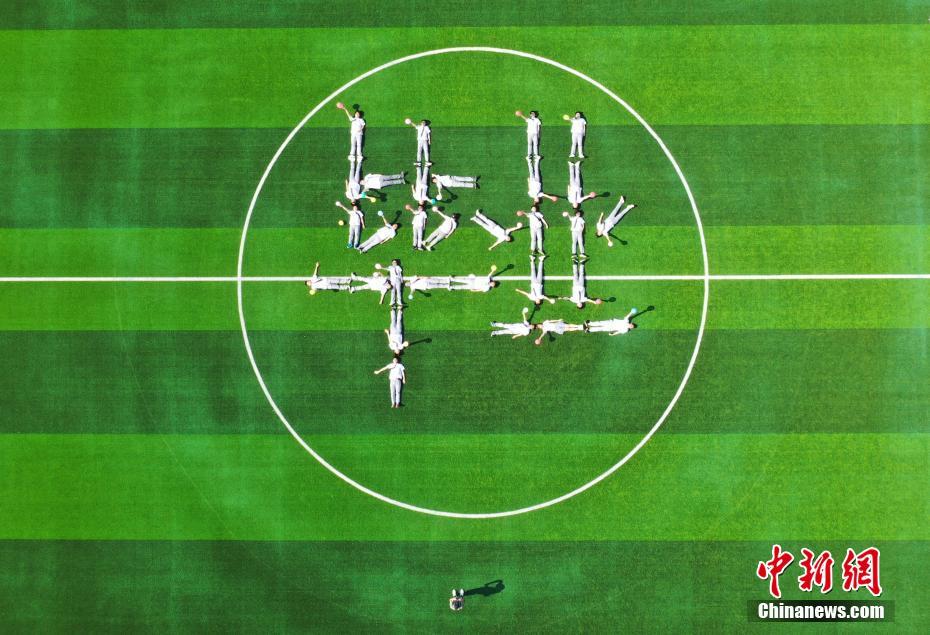 人文字などアイデア溢れる卒業(yè)寫(xiě)真　遼寧省