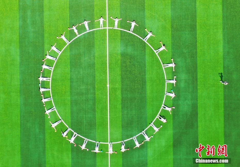 人文字などアイデア溢れる卒業(yè)寫真　遼寧省