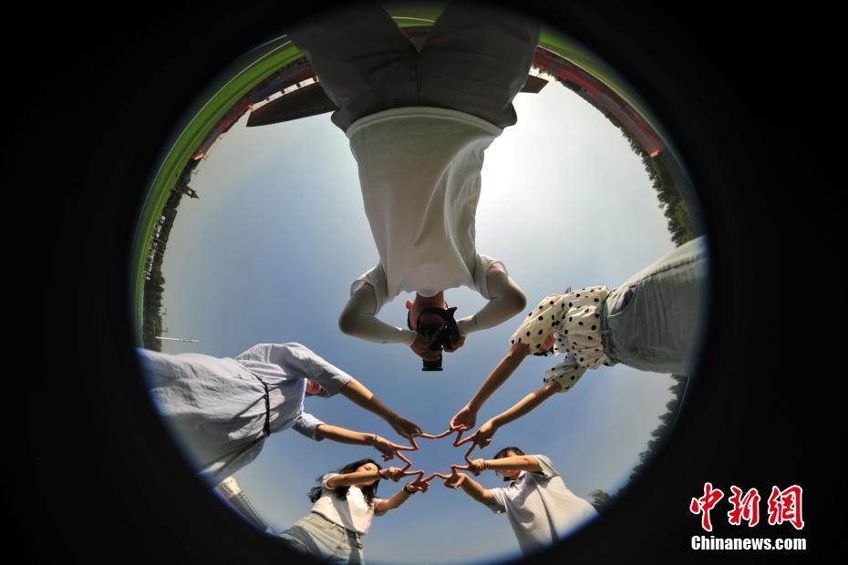 人文字などアイデア溢れる卒業(yè)寫(xiě)真　遼寧省