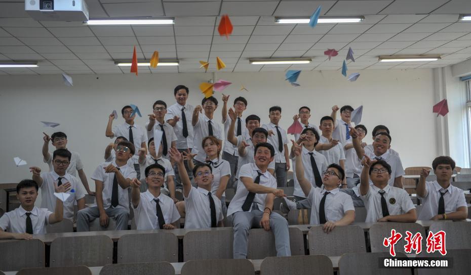 人文字などアイデア溢れる卒業(yè)寫真　遼寧省