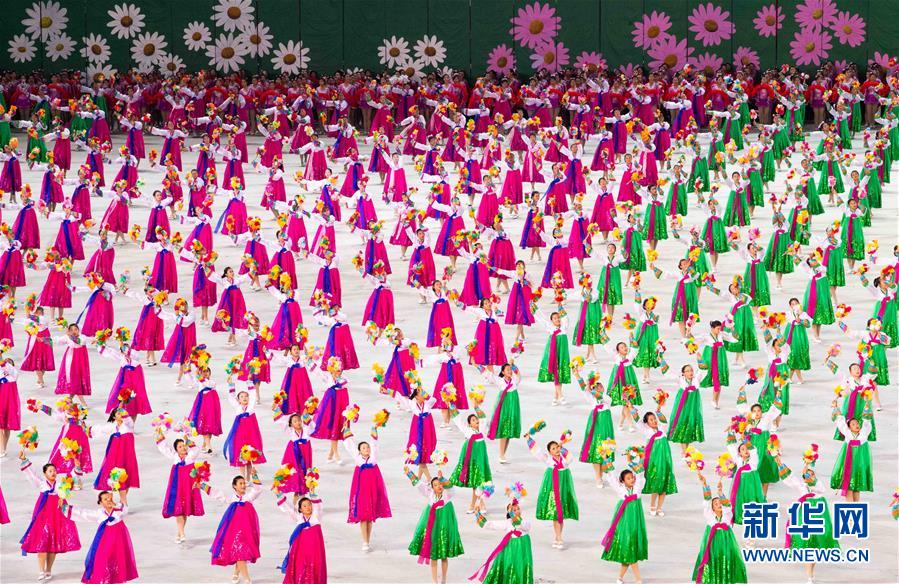 習(xí)近平総書記夫妻が朝鮮でマスゲーム観覧