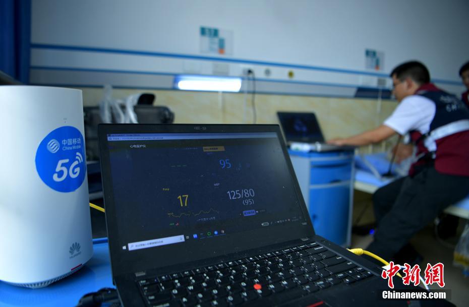 遠(yuǎn)隔立ち合い診察現(xiàn)場に用意された5G設(shè)備（撮影?劉忠俊）。