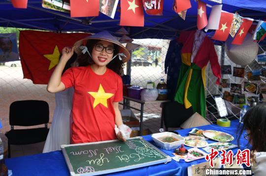 美食節(jié)の開幕前、自分のブースを飾りつける留學生（撮影?張瑤）。