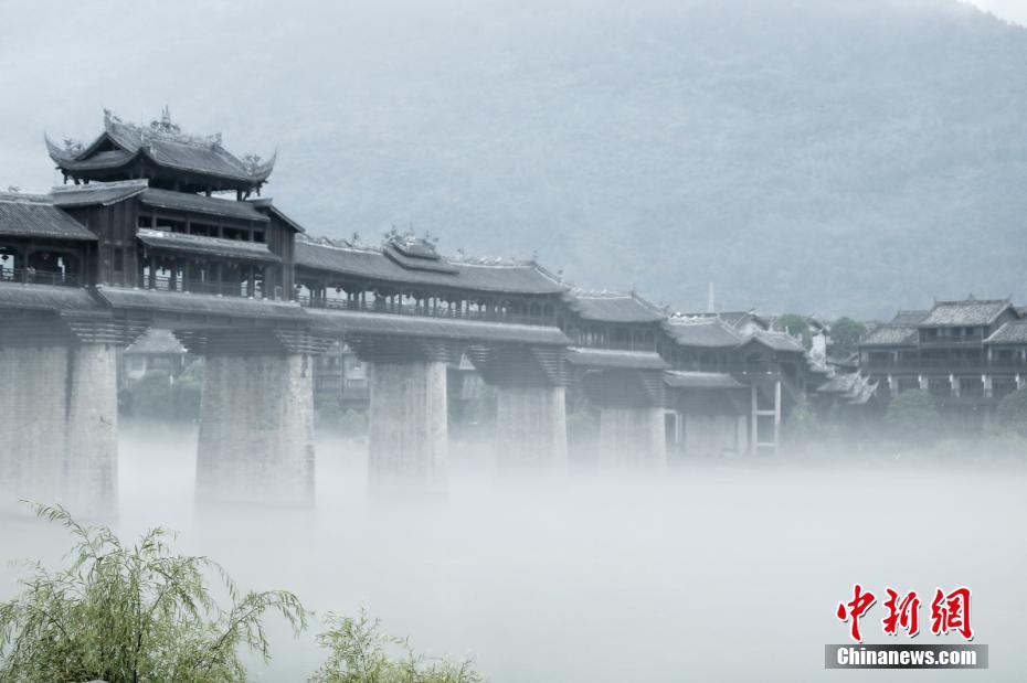 まるで水墨畫の世界　川霧に浮かぶ重慶の古鎮(zhèn)「濯水」