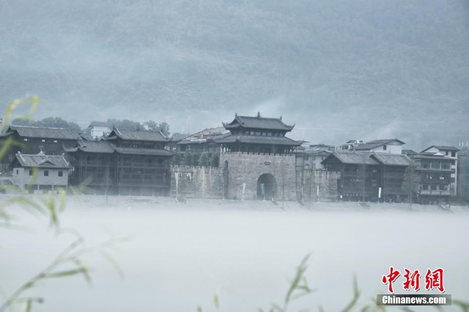 川霧が立ち込める濯水古鎮(zhèn)（撮影?龔◆）◆は王へんに月。