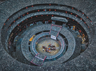 福建省竜巖市永定區(qū)の土樓「環(huán)極樓」で行われた屋外映畫上映會（撮影?張煒）。 