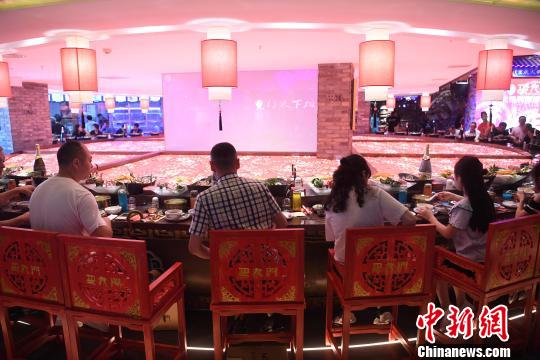 58人が同時に火鍋を食べられる巨大円卓が登場　重慶